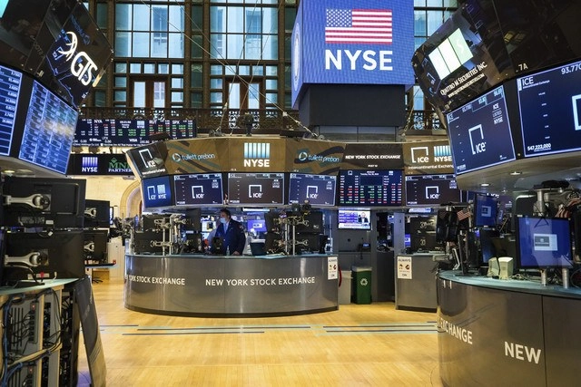 Desde el emblemático New York Stock Exchange, en Wall Street, a la Basílica de la Natividad, en Belén, varios sitios de relevancia mundial volvieron a abrir sus puertas este martes, dando cuenta de que la economía global comienza a retomar su marcha tras los cierres por la pandemia. Foto Courtney Crow / Bolsa de Nueva York vía Ap