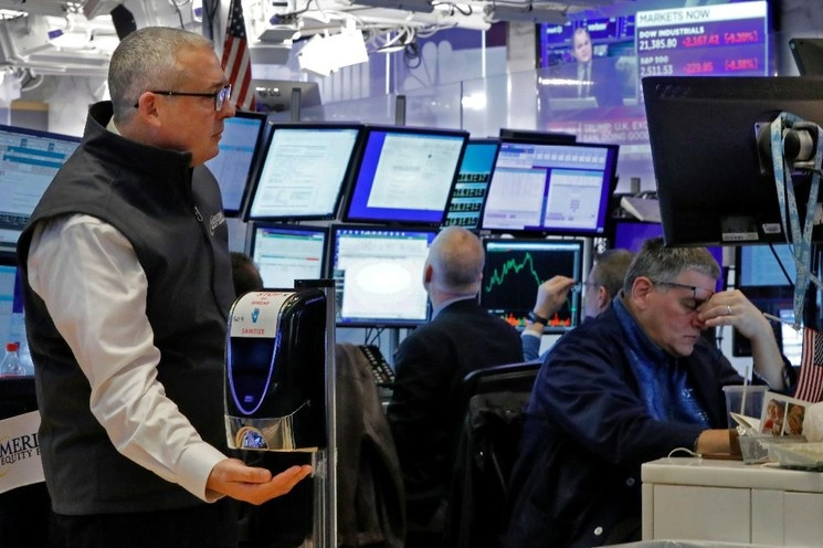 El Dow Jones cayó 9.99%, el S&P 500 bajó 9.51 y el Nasdaq Composite perdió 9.43. Foto Ap