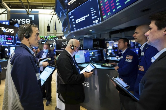 Asesores e inversionistas revisan operaciones de Wall Street de esta jueves. Foto Ap