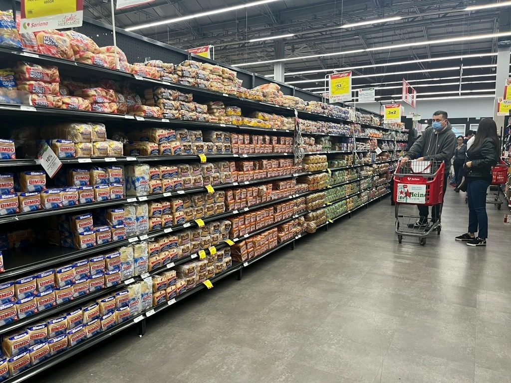 Anaqueles en Walmart. Foto Víctor Camacho