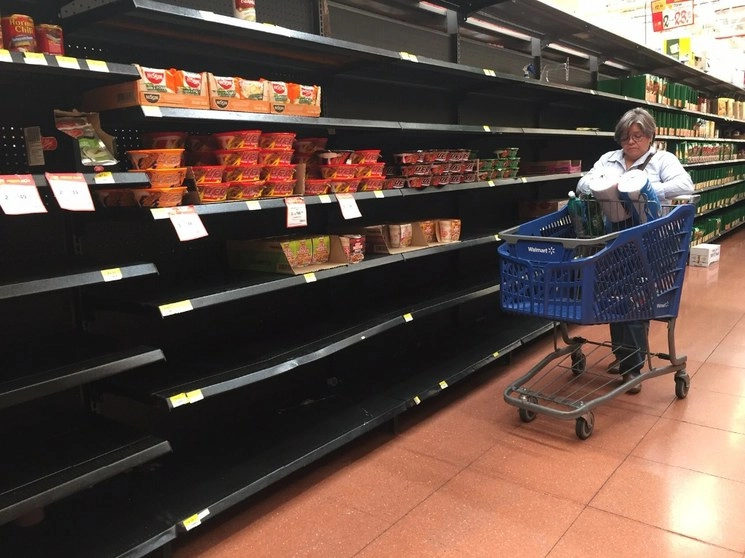 Una cliente de Walmart en la CDMX. Foto Cristina Rodríguez
