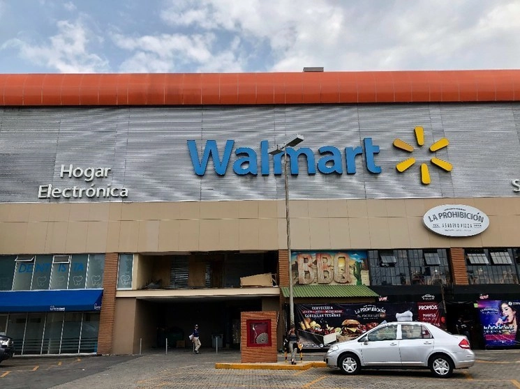 Walmart desplegará en México su programa Bodega Aurrerá Internet y Telefonía (BAIT) por medio del que ofrecerá paquetes semanales y mensuales de prepago en telefonía celular. Foto Yazmín Ortega / Archivo