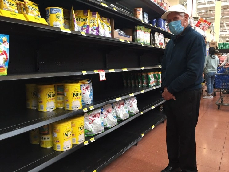 Un adulto mayor comprando durante la emergencia santiaria en Walmart Universidad, en la Ciudad de México. Foto Cristina Rodríguez