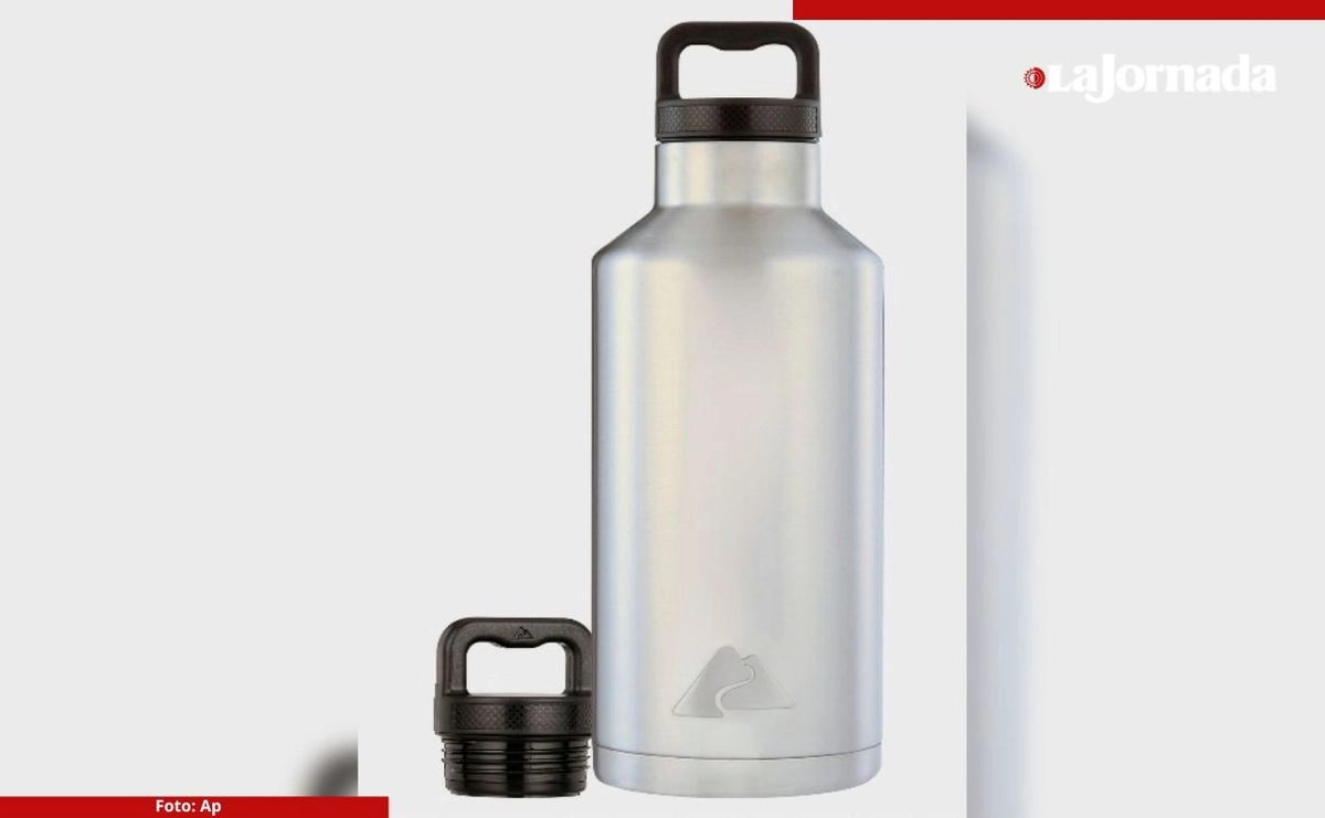 Botellas de agua de acero inoxidable Ozark Trail de Walmart que serán retiradas del mercado en EU debido a que la tapa puede salir despedida con fuerza y golpear a los consumidores. Foto 