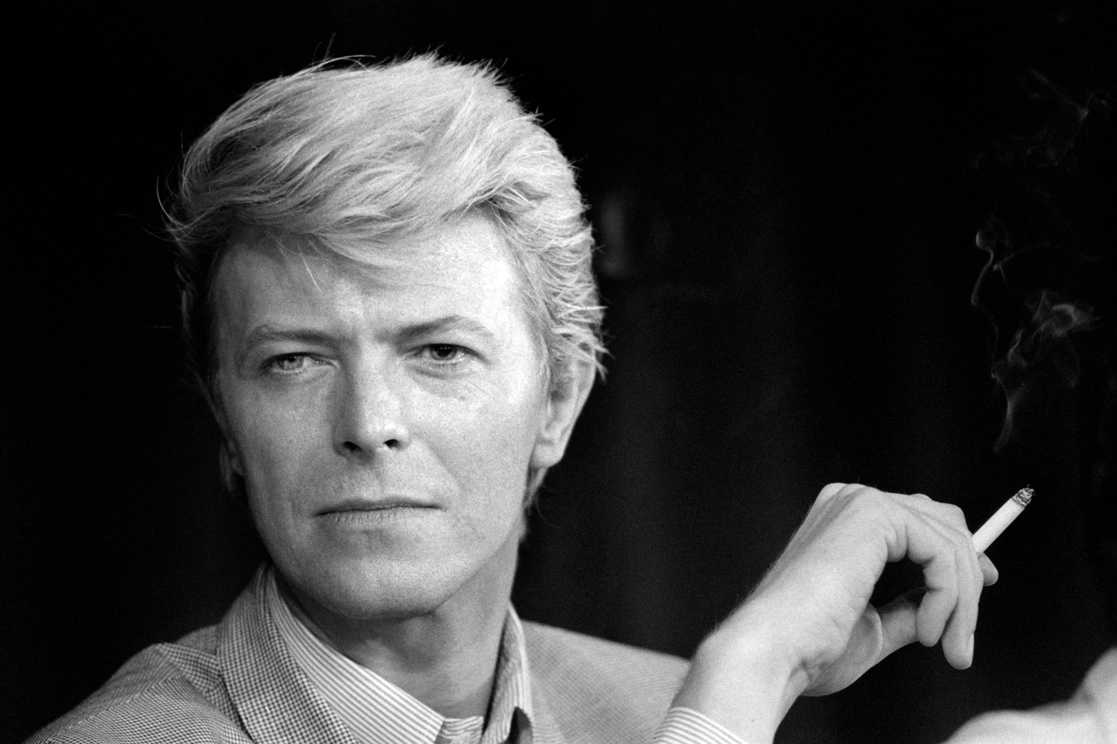 Warner Music Group compró todo el catálogo del difunto astro del rock británico David Bowie. La imagen, el cantante en una conferencia de prensa en el 36° Festival de Cine de Cannes, el 11 de mayo de 1983. Foto Afp 