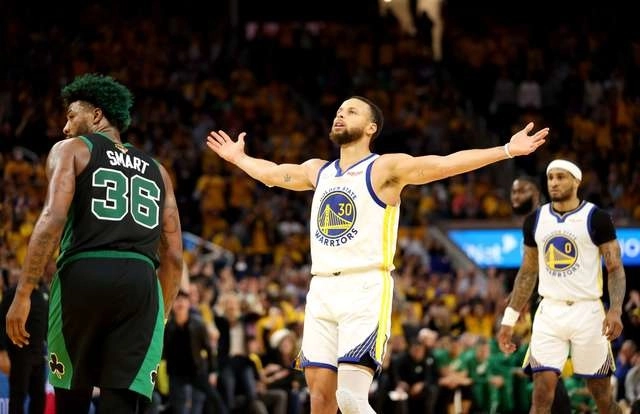 Stephen Curry de los Golden State Warriors (c) durante una jugada en el encuentro. Foto Afp