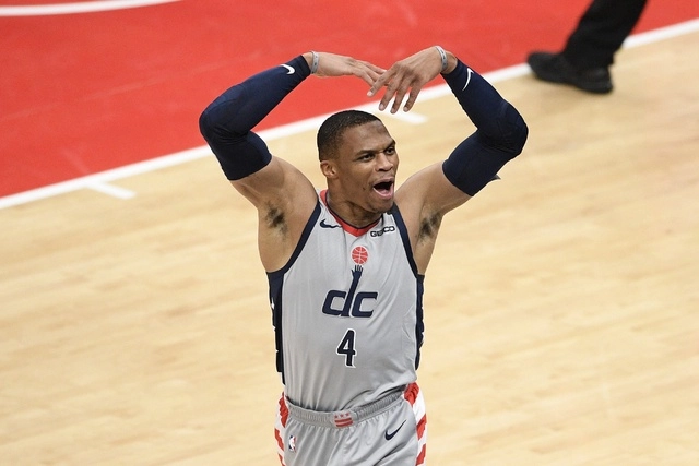 Russell Westbrook de los Washington Wizards reacciona durante una jugada en el encuentro. Foto Ap