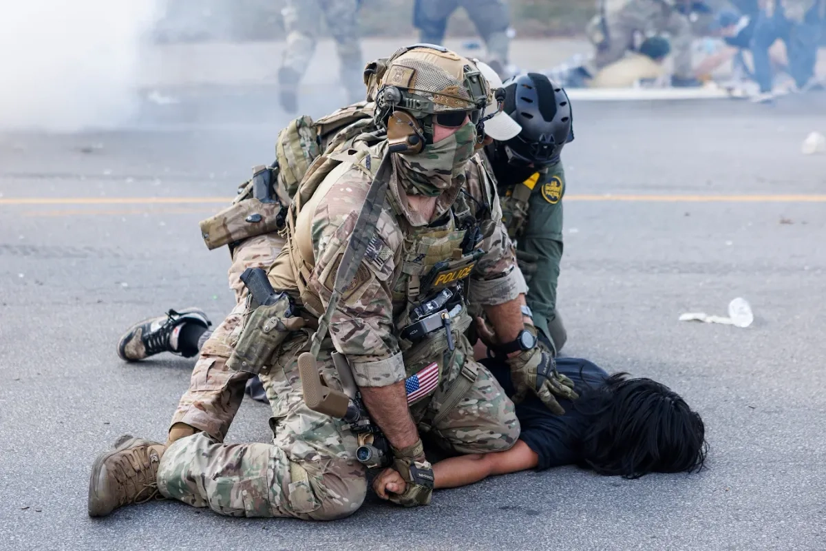 La subsecretaria de prensa de la Casa Blanca anunció que el presidente Donald Trump autorizó la movilización de los guardias nacionales a Chicago. Esto, luego de que se desataron enfrentamientos entre civiles y policías, derivados de que agentes de la Patrulla Fronteriza dispararon contra una activista pro migrantes identificada como Tricia McLaughlin, quien fue trasladada a un hospital. En la imagen, detenciones en el vecindario de Brighton Park de dicha ciudad. Foto