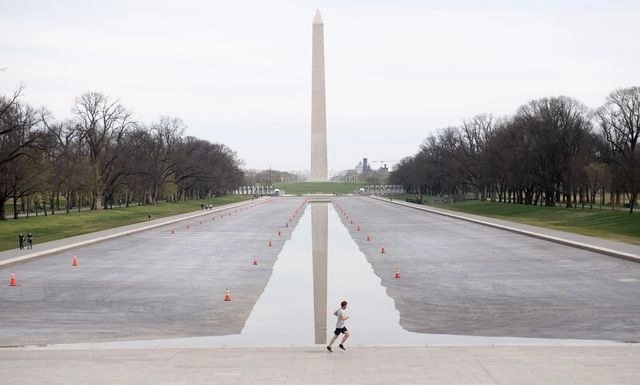Las personas que visiten Washington DC provenientes de 27 estados de EU considerados "de alto riesgo" tendrán que ponerse en cuarentena durante dos semanas. Foto Afp 