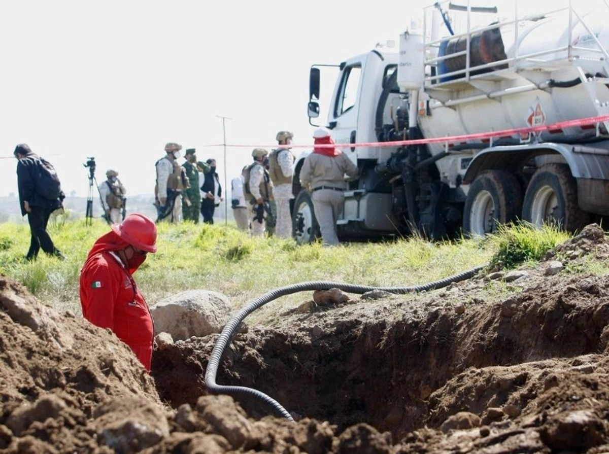 Personal de Pemex trabaja en una toma clandestina de combustible en imagen de archivo. 