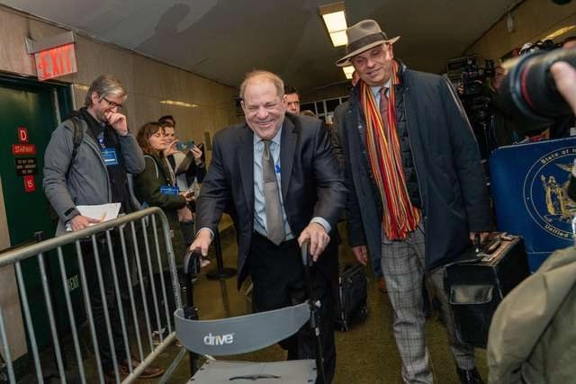 Harvey Weinstein al momento de salir del séptimo día del juicio que enfrenta por abuso sexual. Foto Afp