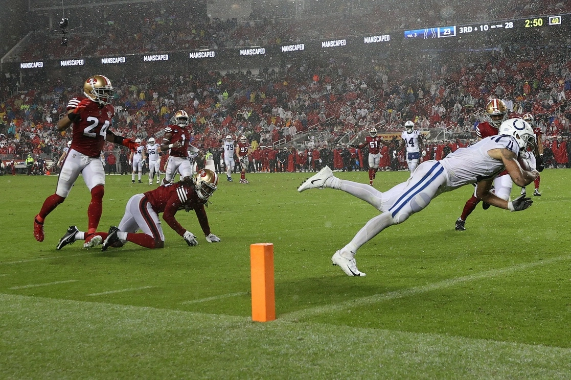 Michael Pittman de Indianapolis Colts se zambulle para el touchdown de la victoria. Foto Ap