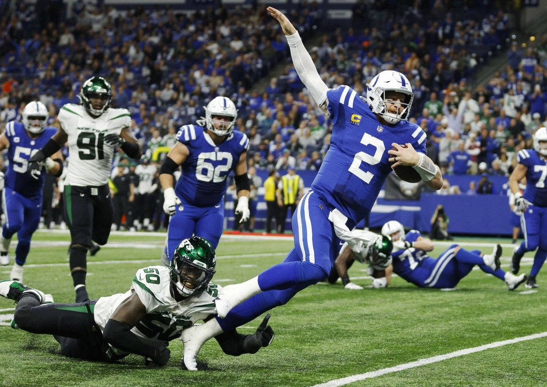 Carson Wentz en una de las anotaciones del encuentro. Foto Afp