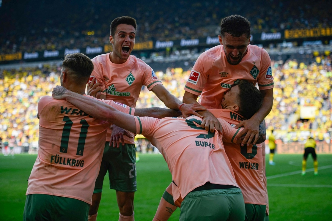 Jugadores del Werder Bremen celebran la voltereta lograda ante Borussia en los últimos minutos del partido. Foto Afp