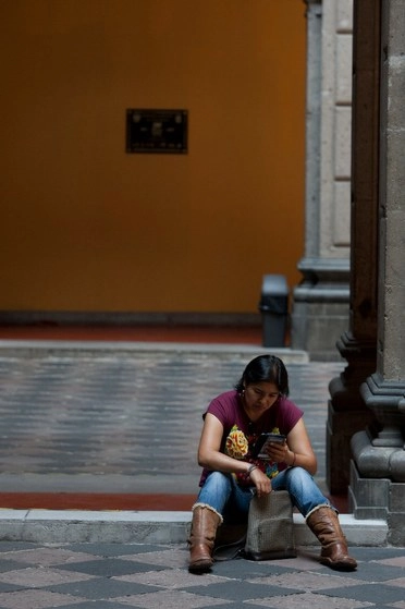 La mayoría de los usuarios de whatsapp lo hacen para comunicarse con amigos. Foto Cristina Rodríguez