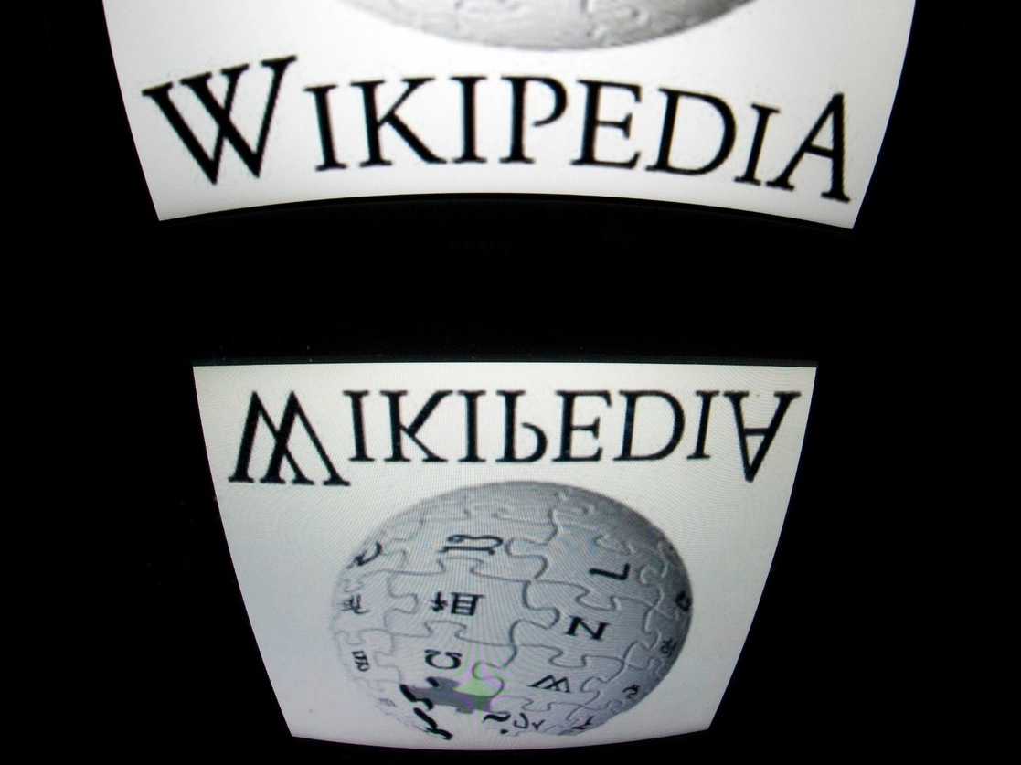 El logotipo de ‘Wikipedia’ en la pantalla de una tableta en París. La enciclopedia en línea, de colaboración abierta, celebra 20 años el 15 de enero de 2021. Foto Afp / Archivo

