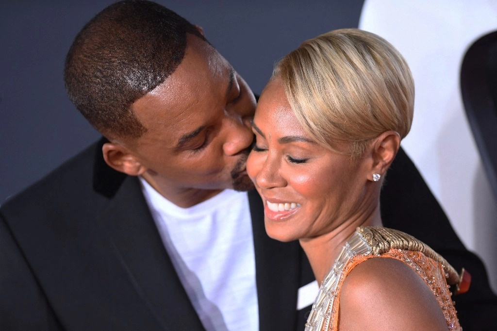 El actor estadounidense Will Smith besa a la actriz Jada Pinkett Smith cuando llegan al estreno de "Gemini Man" en el Teatro Chino TCL en Hollywood, California, el 6 de octubre de 2019. Foto Afp