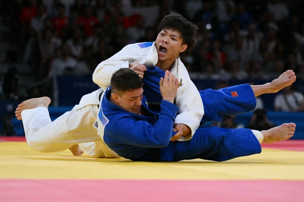 Hifumi Abe (de blanco) derrotó al brasileño William Lima en la final de judo, categoría de 66 kilogramos; el nipón aplicó dos waza-ari en menos de tres minutos. Foto Afp
