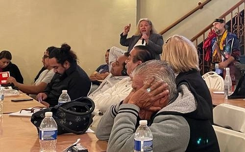  Magali Sanchez-Hall (al fondo, al micrófono), del Movimiento EMeRGE, y Raúl Hinojosa-Ojeda (al fondo lado derecho), profesor de la Universidad de California