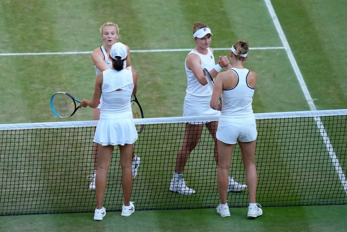 El torneo inglés de Wimbledon, que suele imponer un vestuario integralmente blanco a sus jugadores, autorizará llevar shorts oscuros a las tenistas a partir del próximo año para aliviar la ansiedad al tener que jugar mientras están menstruando, se anunció. Foto Ap / Archivo