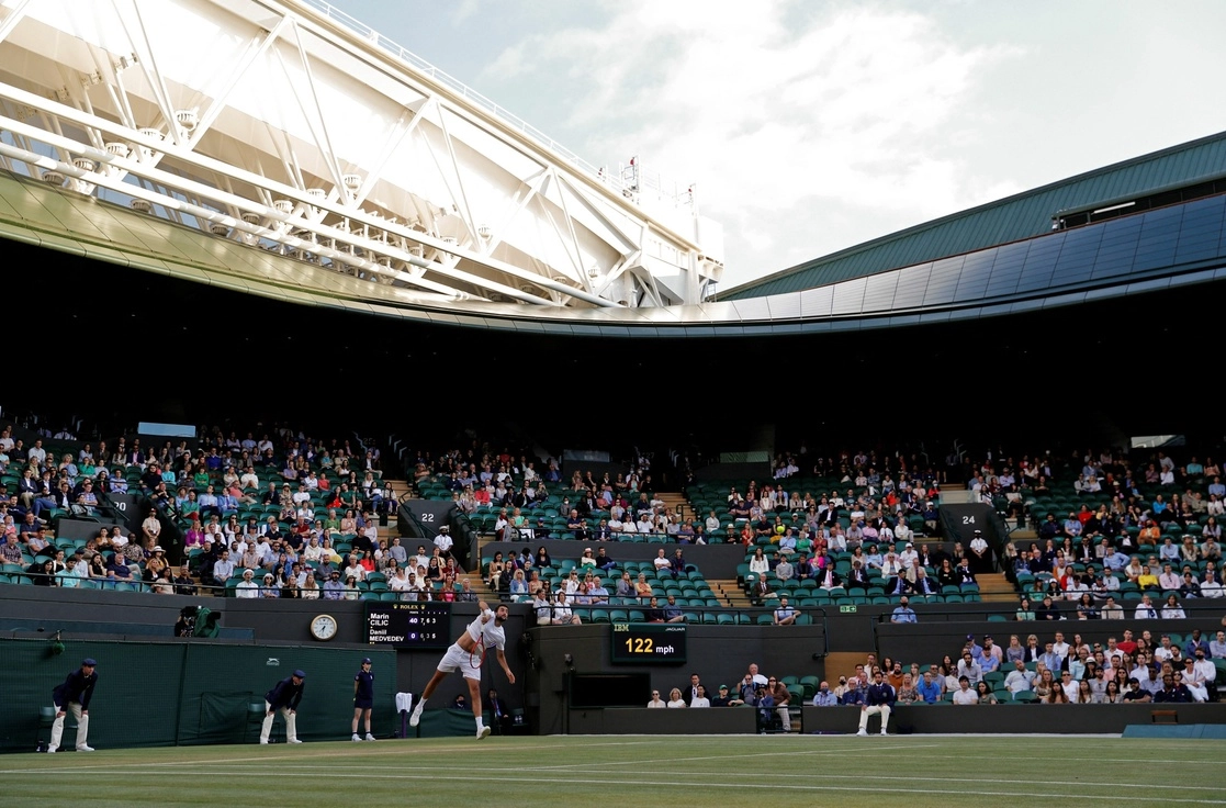 La primera semana del ‘Grand Slam’ inglés se jugó con un aforo del 50% en las dos canchas principales del All England Club. Foto Afp  