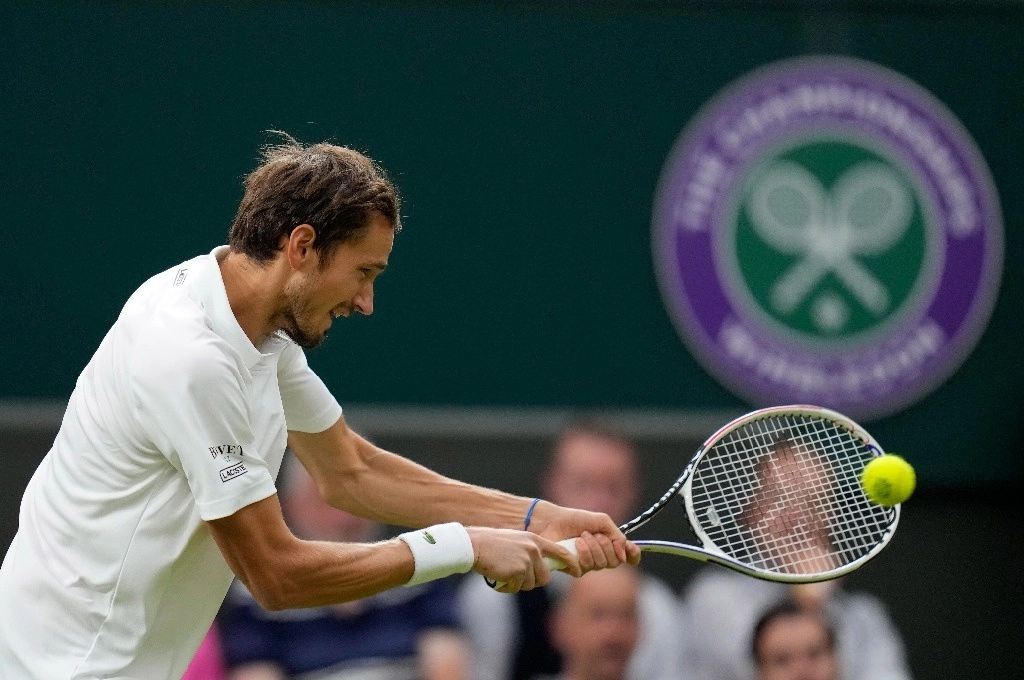 El torneo de Wimbledon anunció que admitirá este año a tenistas rusos y bielorrusos bajo la designación de deportistas "neutrales" y con ciertas condiciones, recabando el apoyo del gobierno británico. En la imagen de archivo, el ruso Daniil Medvedev. Foto Ap