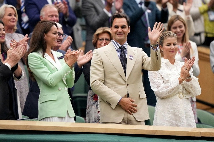 En su primera aparición en Wimbledon como retirado del tenis, Roger Federer recibió una ovación espectacular. El suizo entró en la pista central y tomó posesión del ‘Royal Box’ junto con la princesa Catalina de Gales, el 4 de julio de 2023. Foto Ap
