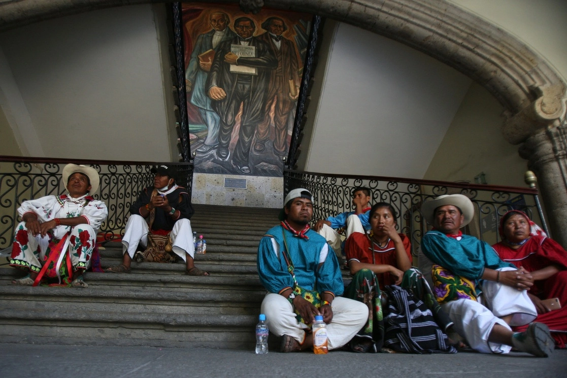 Integrantes de la caravana wixárika durante una visita, en mayo pasado, al Palacio de Justicia en Guadalajara, donde realizaron una parada para después continuar con su recorrido hacia la Ciudad de México, donde a la postre se reunirían con el presidente López Obrador. Foto Arturo Campos Cedillo