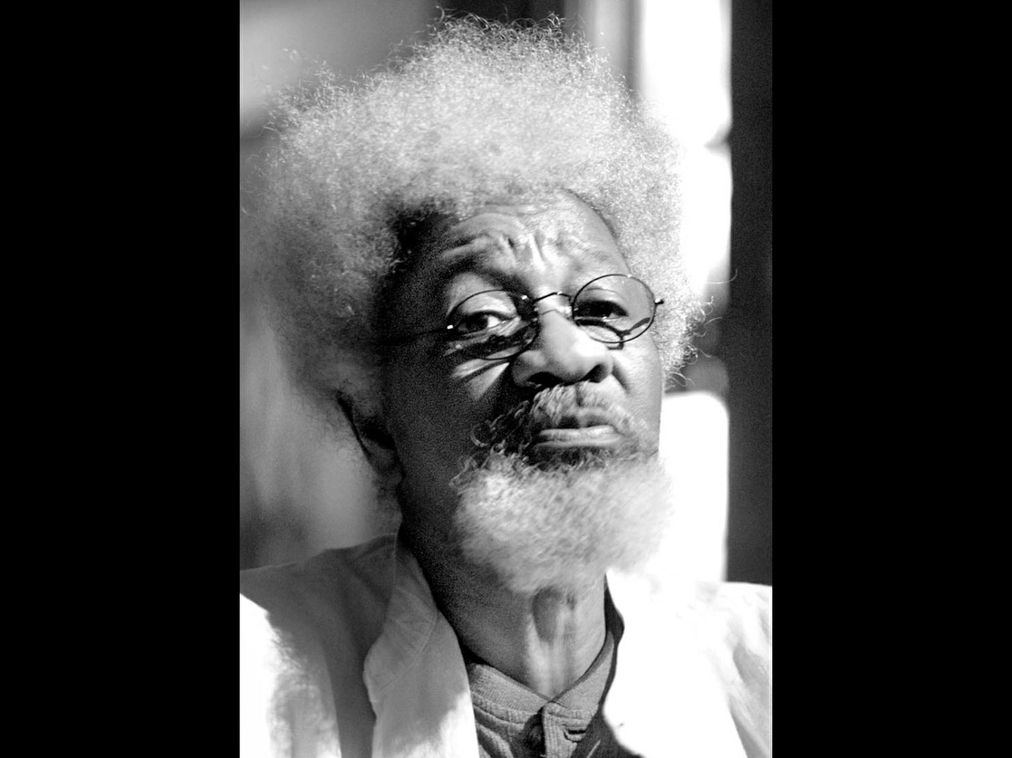 Ayer en el Hay Festival, el también poeta compartió que halla inspiración en, literalmente, cualquier cosa. Sobre estas líneas, Wole Soyinka en el encuentro Cartas del destierro, que tuvo lugar en la Ciudad de México en abril de 2003.Foto Marco Peláez
