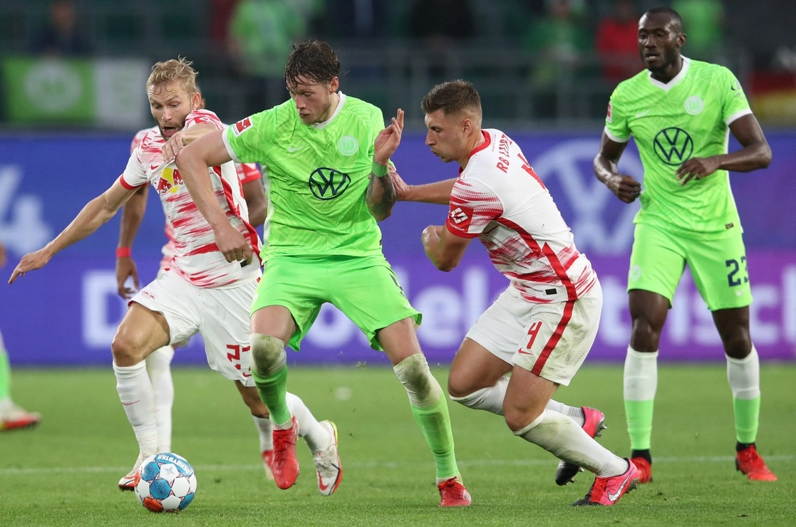 Tras la victoria ante Leipzig, Wolfsburgo suma nueve unidades en la Bundesliga y se convierte momentáneamente en líder único del torneo. Foto Afp