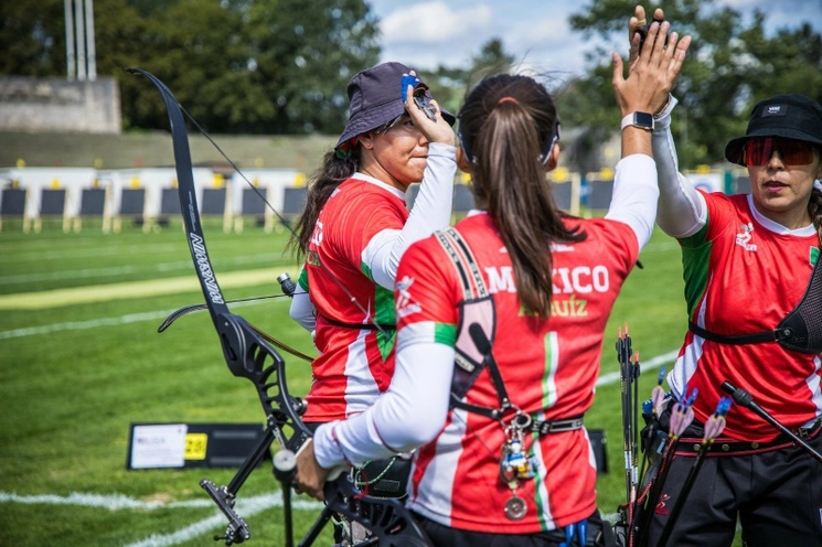 Tras el anuncio de que Alejandra Valencia, Aída Román y Ángela Ruiz consiguieron cuatro boletos olímpicos para el país al avanzar a semifinales en la modalidad de recurvo en el Campeonato Mundial de Tiro con Arco, World Archery aclaró que ni México ni Alemania ni Países Bajos tienen segura su participación en París 2024. Foto tomada de Twitter @COM_Mexico
