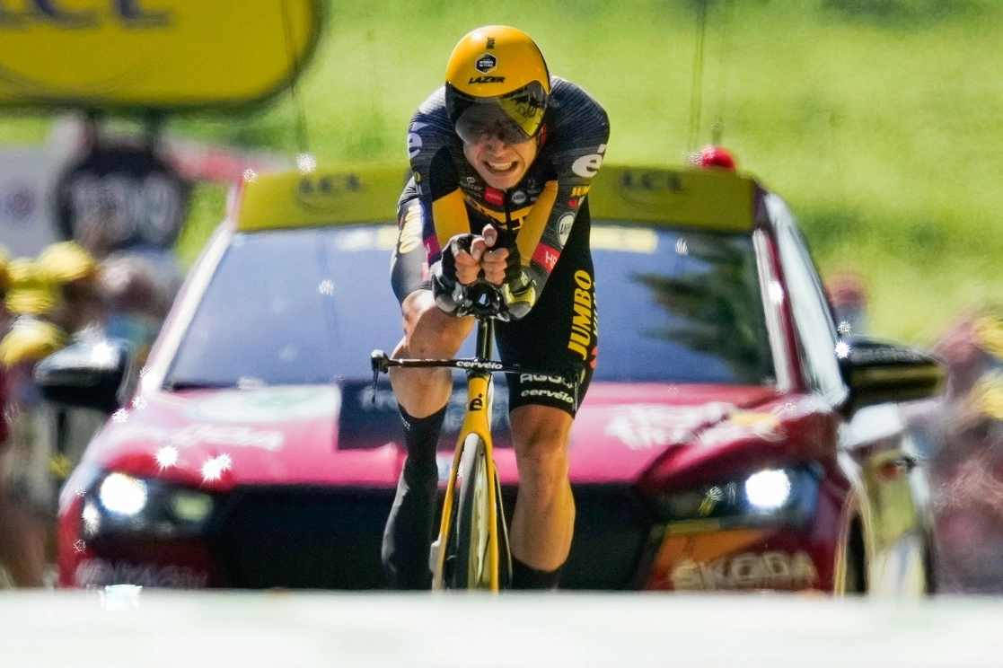 A contrarreloj, el ciclista belga Woun van Aert, recorrió los 30.8 kilómetros de la penúltima prueba del Tour de Francia en 35 minutos y 53 segundos. Foto Ap