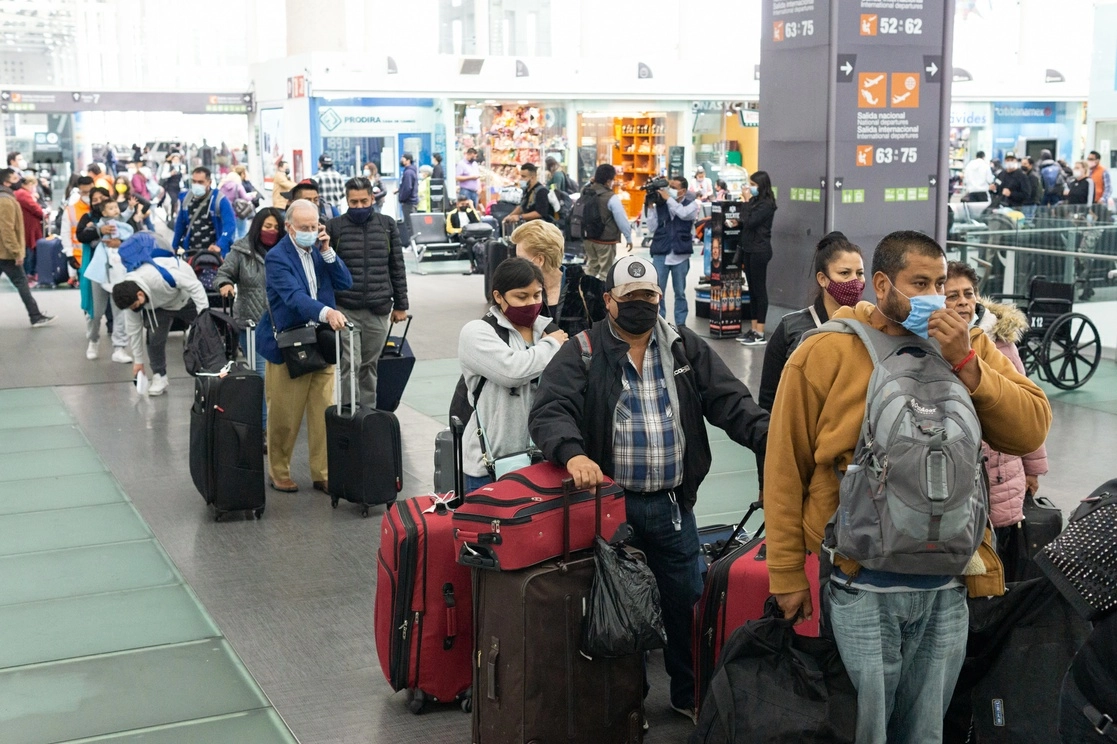 Pasajeros en el Aeropuerto Internacional de la Ciudad de México. Foto Pablo Ramos