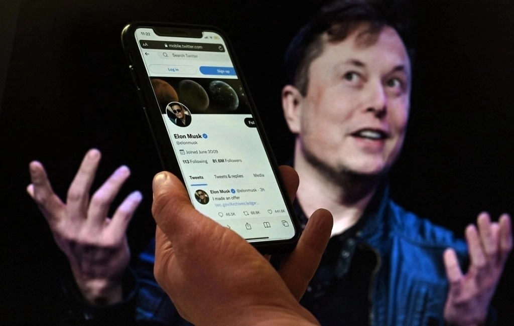 Musk ha anunciado ahora en su perfil de X que "todos los sistemas centrales" de la red social aparecen con la url 'x.com' y la red social ha comenzado a compartir una notificación en su web, donde da "la bienvenida a x.com". Foto Afp/ Archivo 
