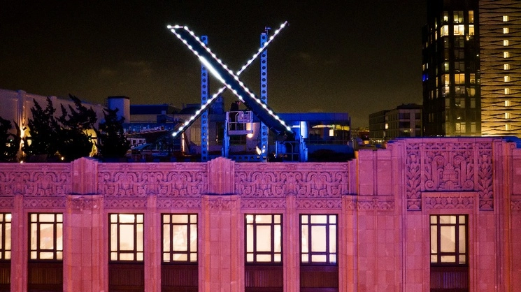 Instalación de iluminación en un letrero con una "X" encima de la sede de la empresa, antes conocida como Twitter. Foto Ap