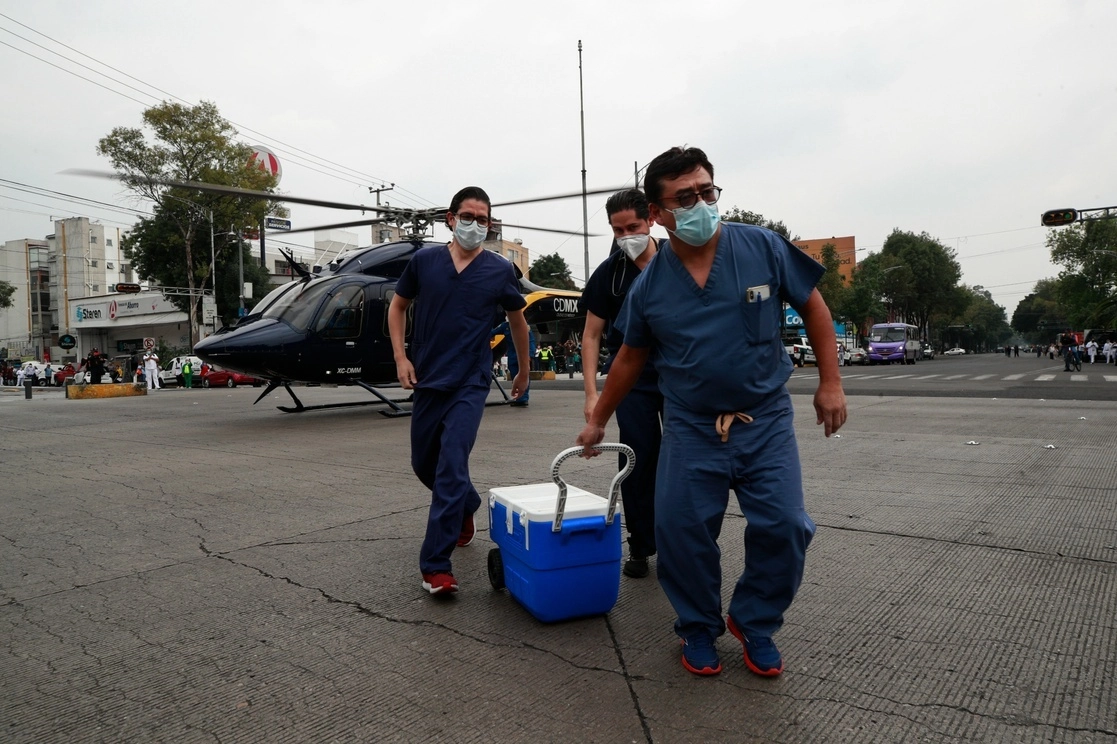 El agrupamiento Cóndores de la Secretaria de Seguridad Ciudadana traslada un corazón del Hospital Magdalena de las Salinas al Centro Médico Nacional Siglo XXI, en la capital del país. Foto Alfredo Domínguez / Archivo