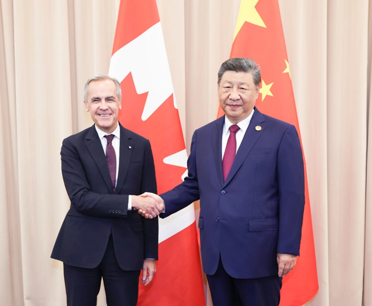  El presidente de China Xi Jinping (der) durante el encuentro con el primer ministro canadiense, Mark Carney (izq). Foto 