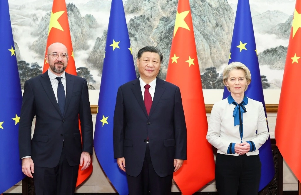 Xi Jinping, presidente de China (centro), posa para la fotografía oficial de la cumbre China-UE con Charles Michel, presidente del Consejo Europeo y Ursula von der Leyen, presidenta de la Comisión Europea. Foto Xinhua.