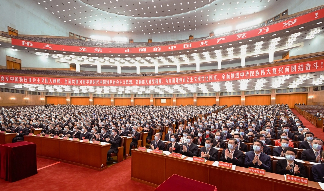 En la inauguración del congreso del Partido Comunista Chino (PCC), que debe otorgarle un histórico tercer mandato, con lo que acumularía 15 años en el poder. Foto Xinhua 