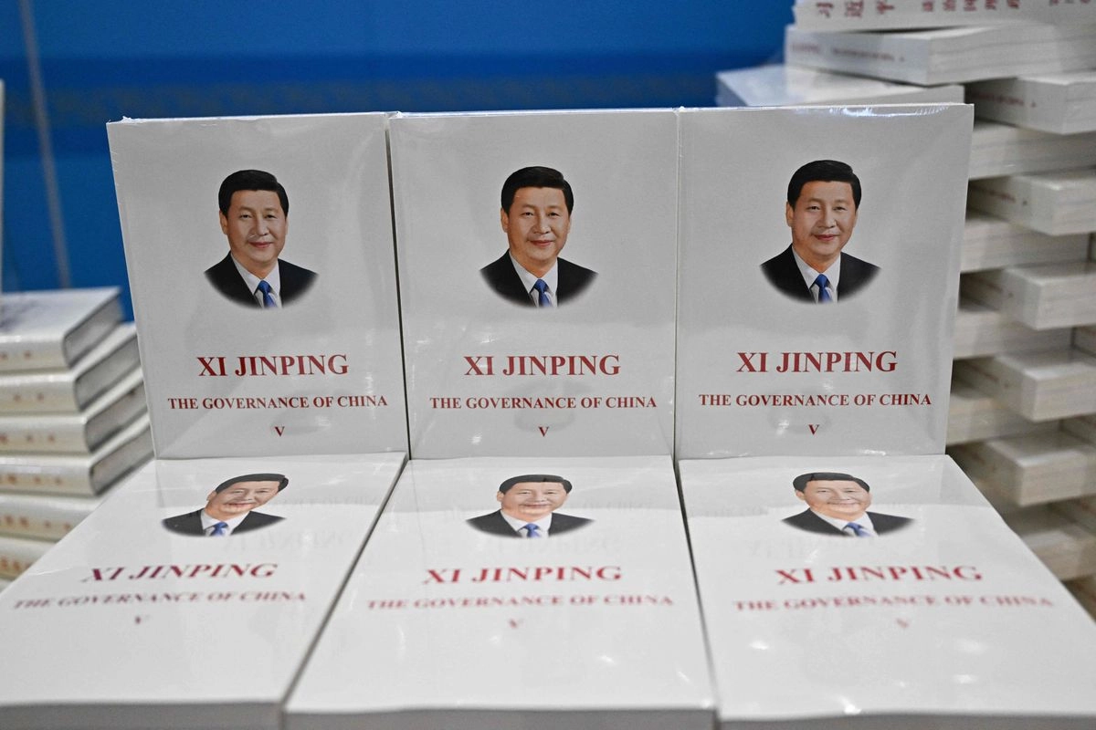 El libro del presidente chino Xi Jinping, "La Gobernanza de China", se exhibe en el centro de prensa antes de la Cumbre de la Organización de Cooperación de Shanghái (OCS) en Tianjin el 31 de agosto de 2025. Foto