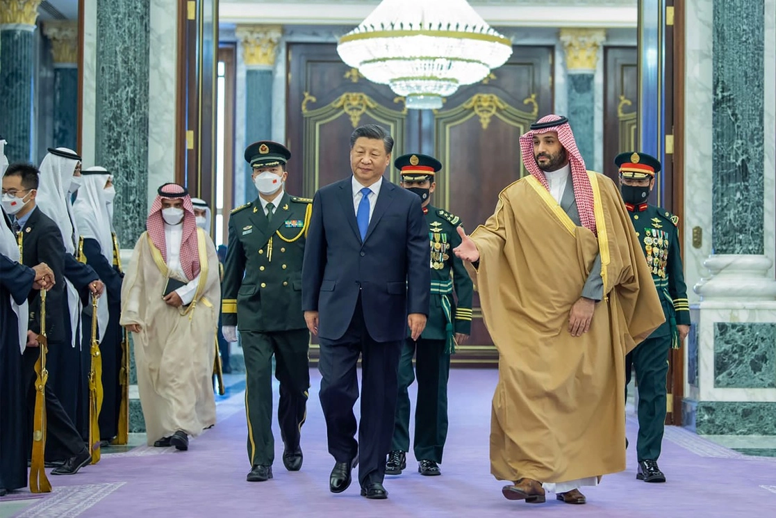 El presidente de China, Xi Jinping, y el príncipe heredero, Mohammed bin Salman, el 8 de diciembre de 2022. Foto Ap
