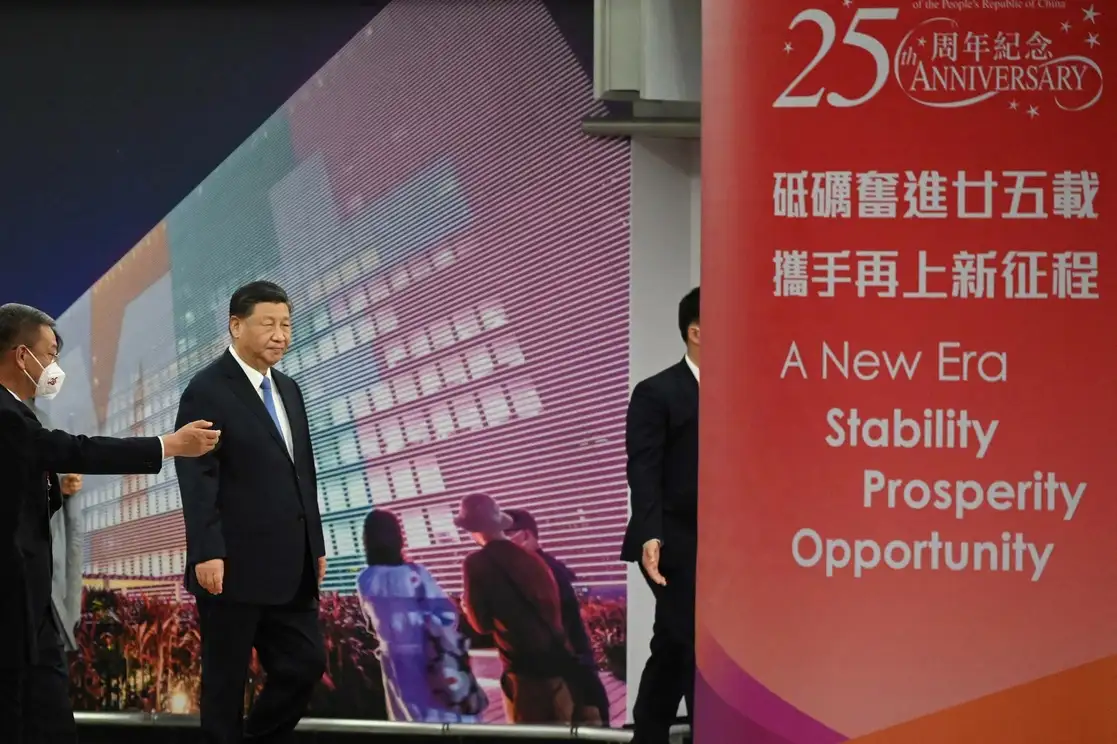 El presidente Xi Jinping a su llegada a Hong Kong para celebrar los 25 años del control chino sobre la ex colonia británica, el 30 de junio de 2022. Foto Afp