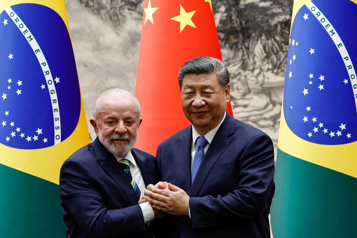 El presidente chino, Xi Jinping junto al mandatario bnrasileño, Luiz Inácio Lula da Silva, en el Gran Palacio del Pueblo de Pekín, el 13 de mayo de 2025. Foto 