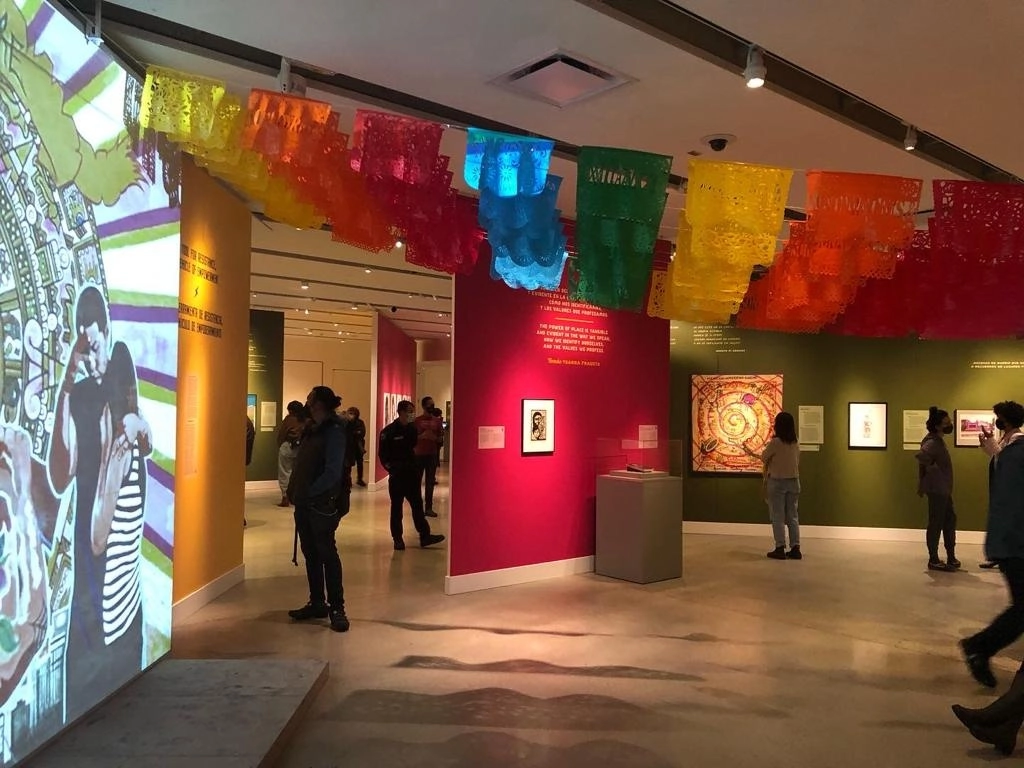 La exposición está acompañada por Xicanx Digital, una plataforma en línea con contribuciones de artistas y ensayos sobre el cine, la comida, la música y los murales de Xicanx. Disponible en la galería y en línea en: www.xicanxart.com. Foto cortesía 