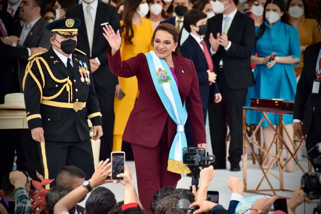 Xiomara Castro, presidenta de Honduras durante su toma de protesta. Foto Tomada del Twitter @XiomaraCastroZ

