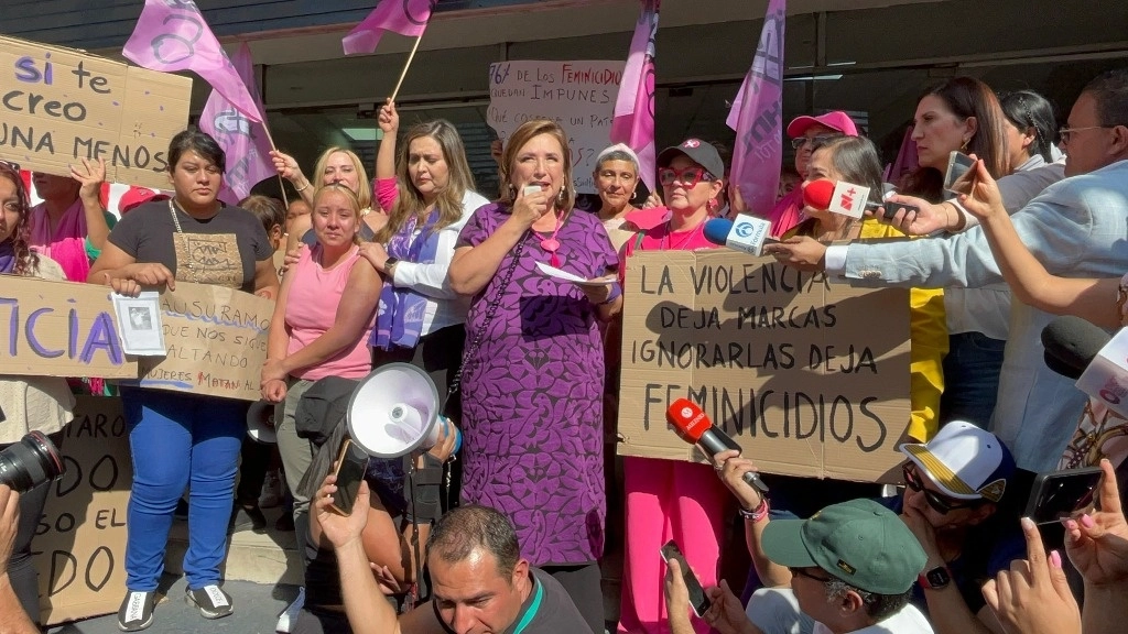 Xóchitl Gálvez hizo la clausura simbólica de la FGJ acompañada de mujeres víctimas. Foto Néstor Jiménez