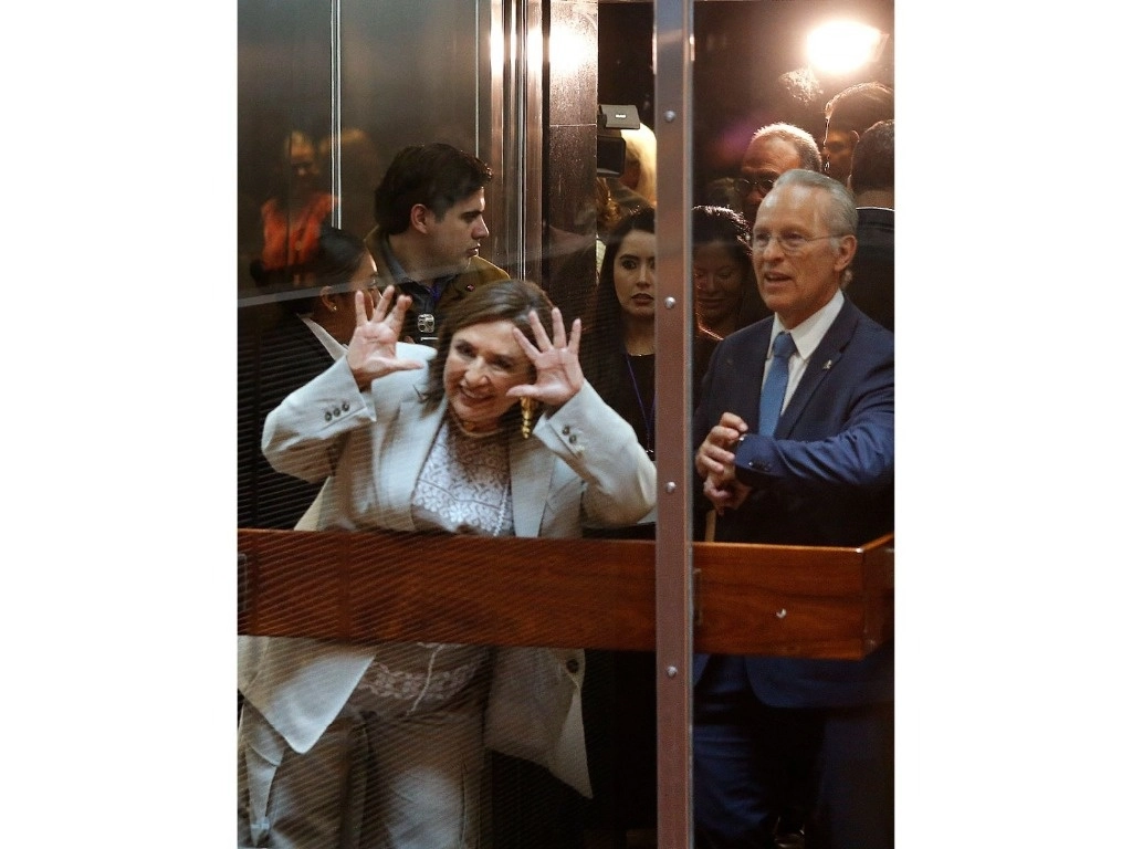 La candidata de PAN, PRI y PRD estuvo acompañada por José Medina Mora, presidente de la Coparmex (derecha), al término del foro Diálogos por la Democracia. En el encuentro, la ex senadora dijo a empresarios: los necesito no timoratos, no miedosos o nos lleva el carajo. Foto María Luisa Severiano



