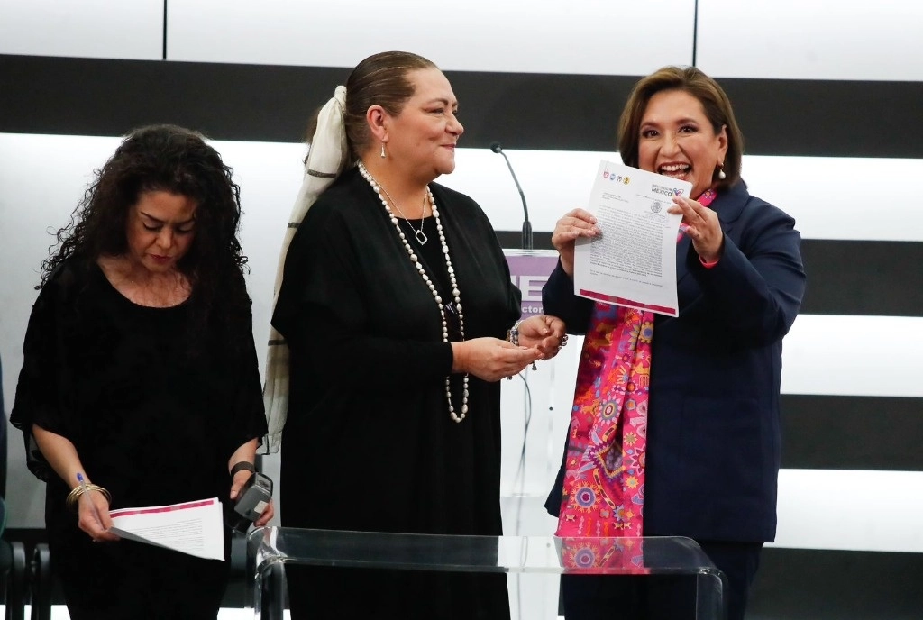 Xóchitl Gálvez se registró ante el INE como candidata presidencial de la coalición Fuerza y Corazón por México, en instalaciones del órgano electoral, en la Ciudad de México, el 20 de febrero de 2024. Foto Cristina Rodríguez