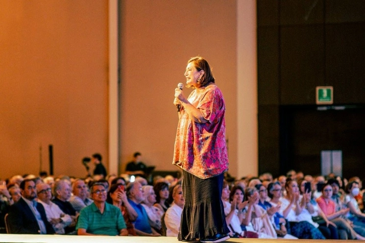 Xóchitl Gálvez, aspirante a la candidatura presidencial por el Frente Amplio por México durante campaña en Monterrey. Foto @XochitlGalvez