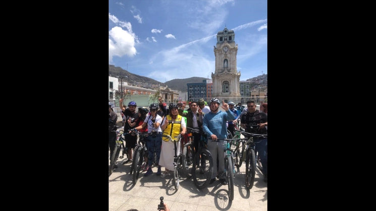 Erick Marte Villanueva, empresario y exalcalde de Zimapán inscrito en el Registro Nacional de Personas Sancionadas en Violencia de Género, fue uno de los 30 escasos asistentes que acudieron a la rodada ciclista por Xóchitl Gálvez en la ciudad de Pachuca. Foto Ricardo Montoya